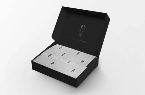 Obsessive Vila Blanes String z otwartą konstrukcją, czarny, haftowany